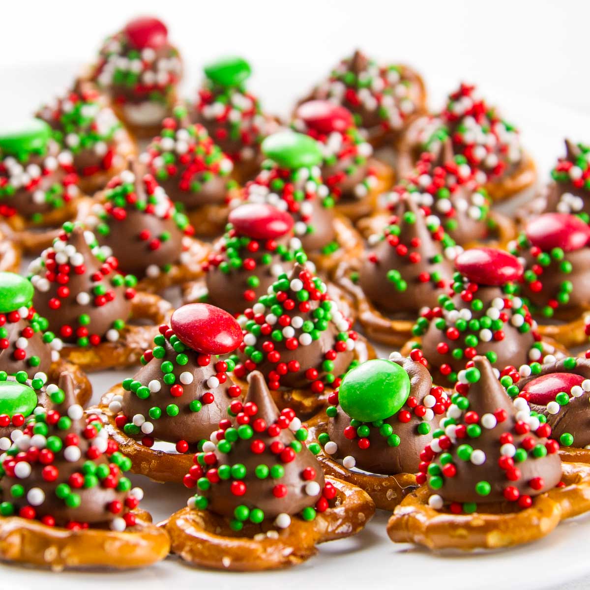 Pretzel M&M Hugs: Easiest Christmas Cookies for Unforgettable Parties
